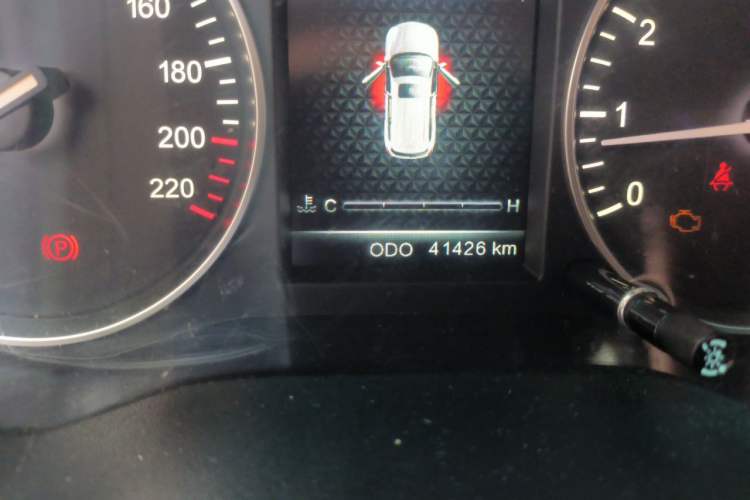 Used SWM X7 2016 1.8L Manual Luxury Edition 7 Seats Odometer Close Up