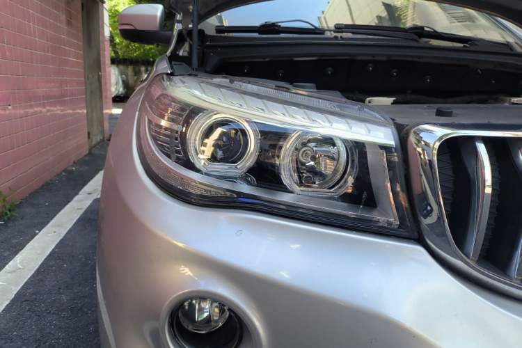 Used SWM X7 2016 1.8L Manual Luxury Edition 7 Seats Right Front Headlight