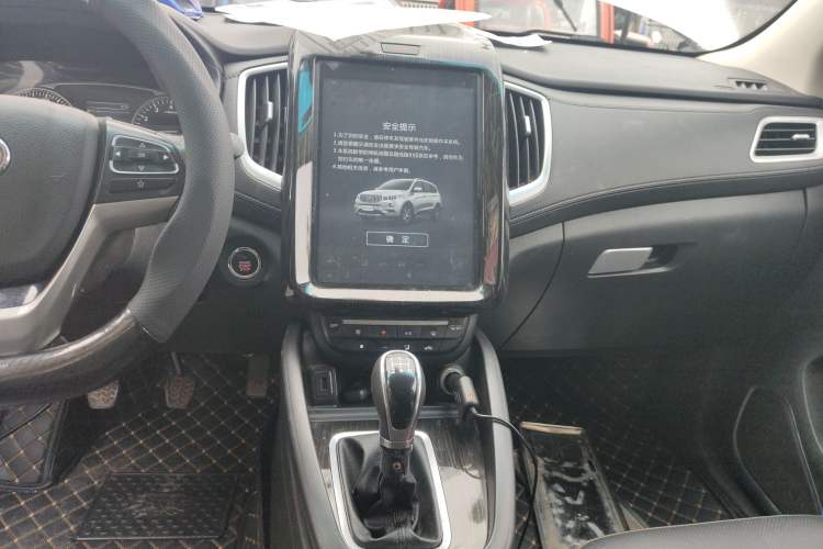 Used SWM X7 2016 1.5T Manual Luxury Edition 7 Seats Audio And AC Panel