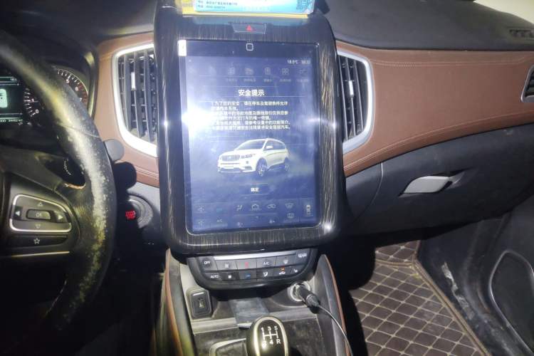 Used SWM X7 2016 1.5T Manual Prestige Version 7 Seats Audio And AC Panel