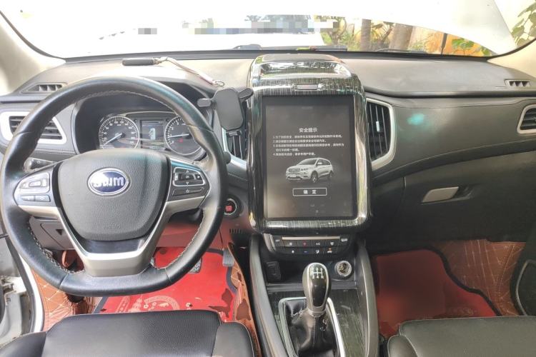 Used SWM X7 2016 1.8L Manual Luxury Edition 7 Seats Center Console