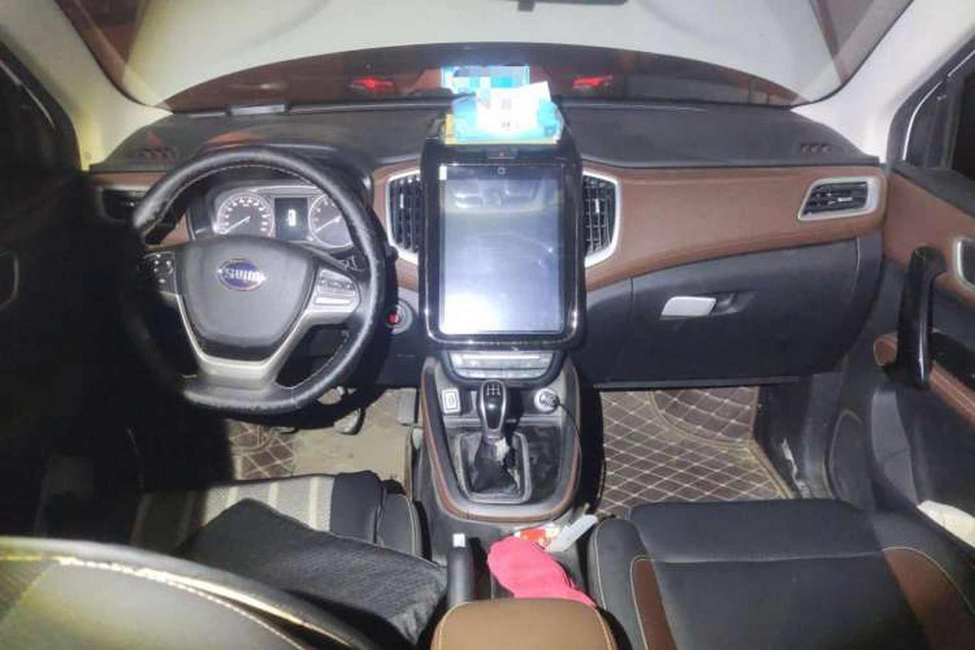 Used SWM X7 2016 1.5T Manual Prestige Version 7 Seats Center Console