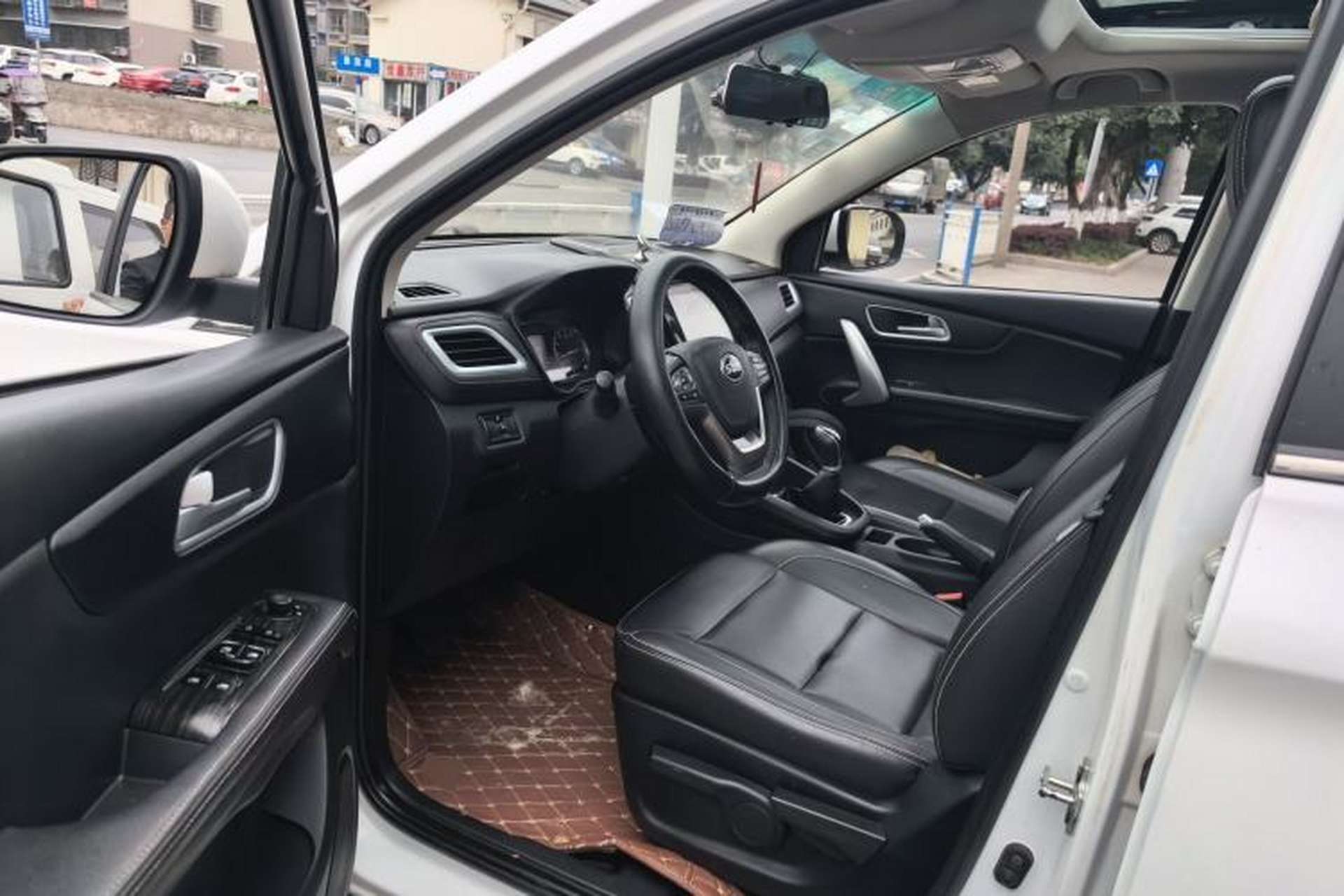 Used SWM X7 2016 1.8L Manual Luxury Edition 7 Seats Driver Seat