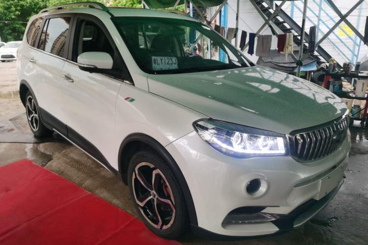 Used SWM X7 2016 1.5T Manual Luxury Edition 7 Seats Front Right 45 Deg