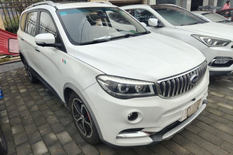 Used SWM X7 2016 1.5T Manual Luxury Edition 7 Seats Front Right 45 Deg