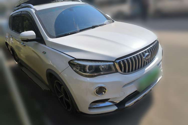 Used SWM X7 2016 1.5T Manual Luxury Edition 7 Seats Front Right 45 Deg