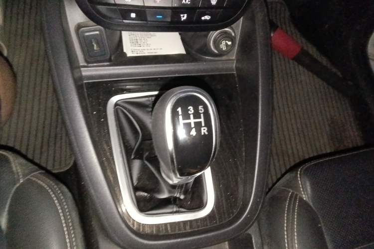 Used SWM X7 2016 1.8L Manual Luxury Edition 7 Seats Gear Lever
