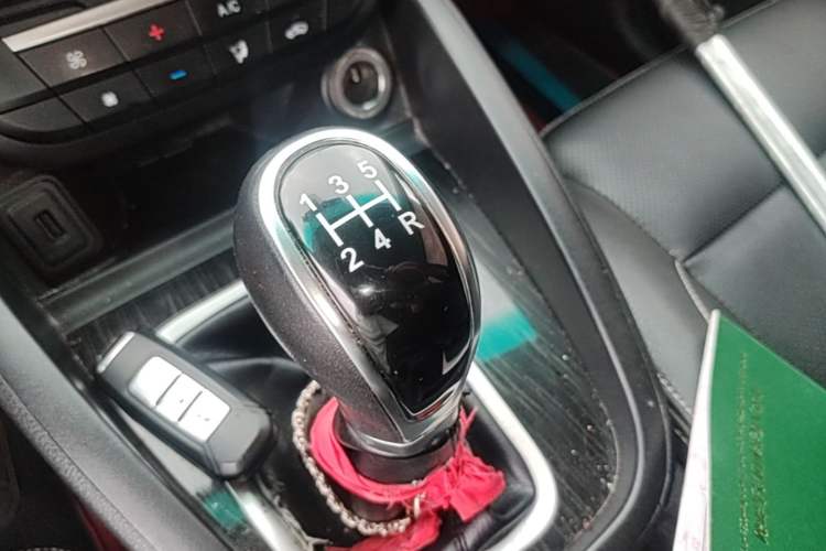 Used SWM X7 2016 1.5T Manual Luxury Edition 7 Seats Gear Lever