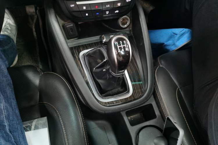 Used SWM X7 2016 1.5T Manual Luxury Edition 7 Seats Gear Lever