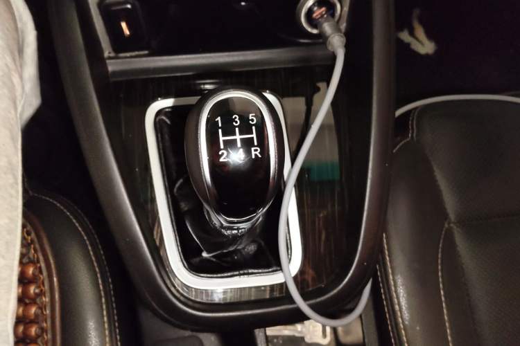 Used SWM X7 2016 1.5T Manual Luxury Edition 7 Seats Gear Lever