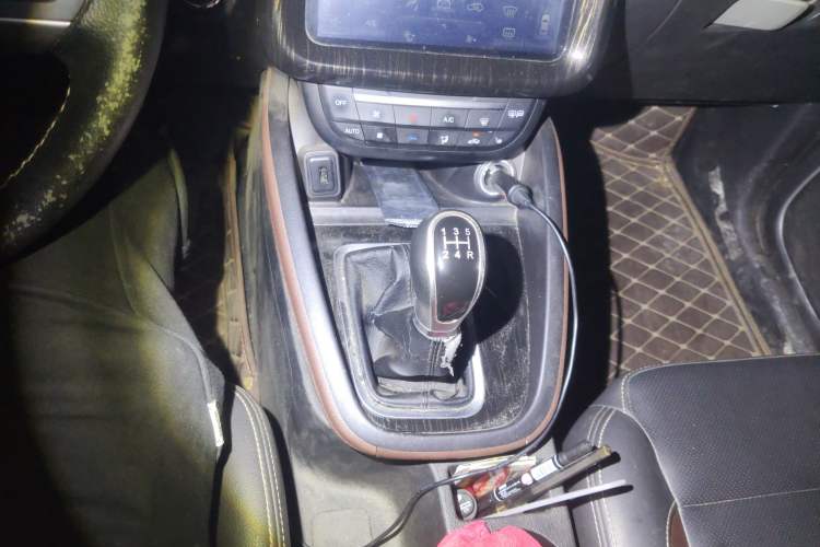 Used SWM X7 2016 1.5T Manual Prestige Version 7 Seats Gear Lever