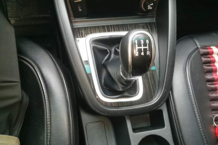 Used SWM X7 2016 1.8L Manual Luxury Edition 7 Seats Gear Lever