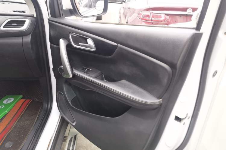 Used SWM X7 2016 1.5T Manual Luxury Edition 7 Seats Interior 5
