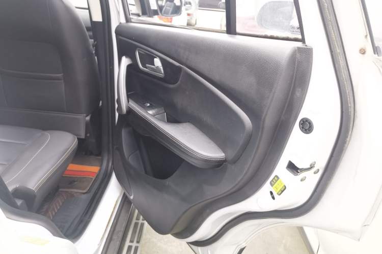 Used SWM X7 2016 1.5T Manual Luxury Edition 7 Seats Interior 6