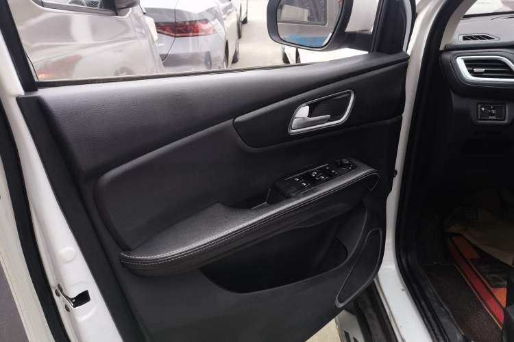 Used SWM X7 2016 1.5T Manual Luxury Edition 7 Seats Interior 7