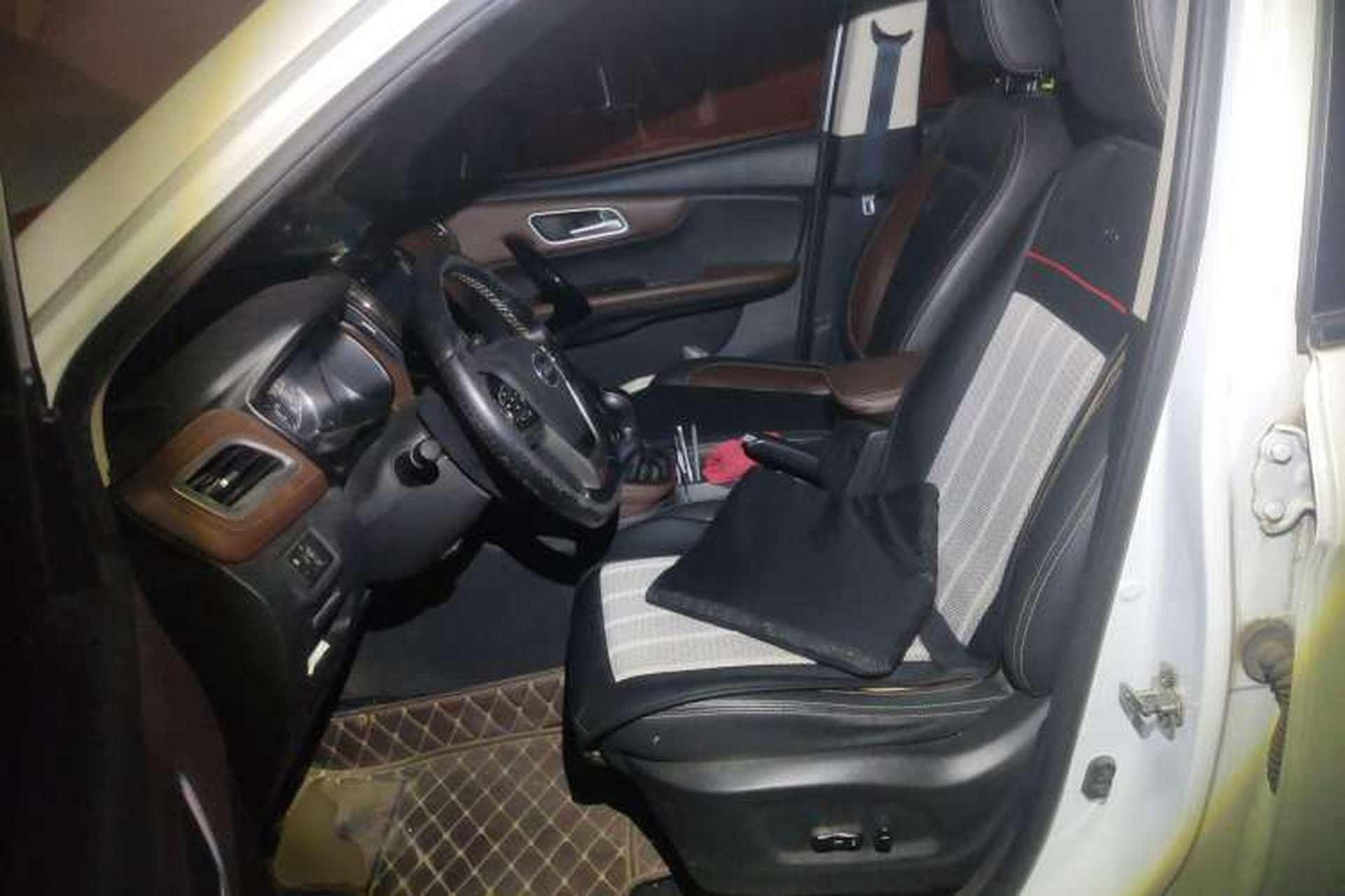 Used SWM X7 2016 1.5T Manual Prestige Version 7 Seats Left Front Seat