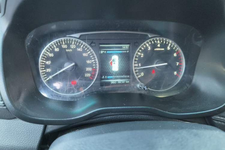 Used SWM X7 2016 1.5T Manual Luxury Edition 7 Seats Odometer Close Up