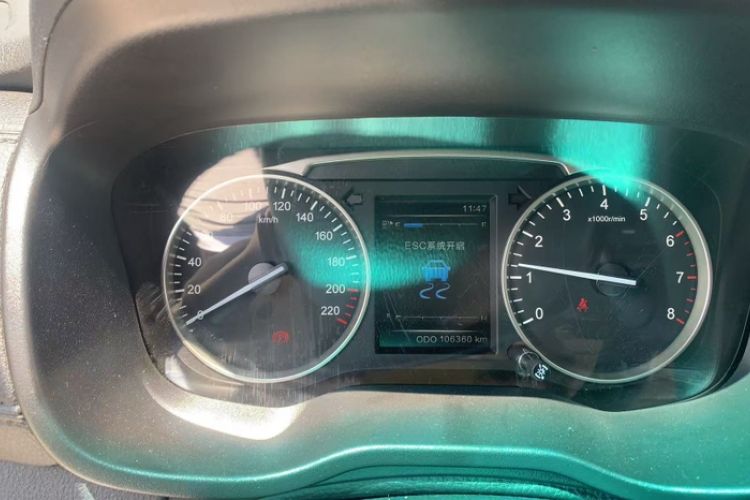 Used SWM X7 2016 1.5T Manual Luxury Edition 7 Seats Odometer Close Up