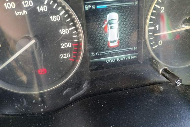 Used SWM X7 2016 1.8L Manual Luxury Edition 7 Seats Odometer Close Up