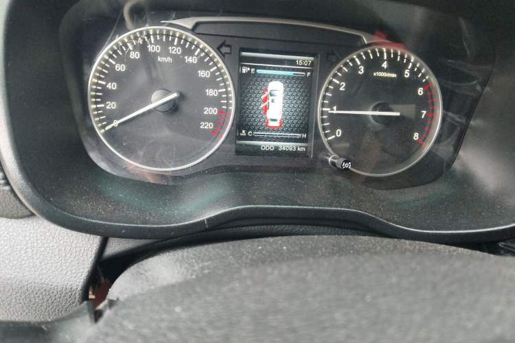 Used SWM X7 2016 1.5T Manual Luxury Edition 7 Seats Odometer Close Up