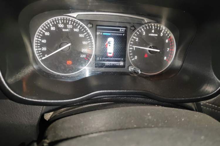 Used SWM X7 2016 1.8L Manual Luxury Edition 7 Seats Odometer Close Up