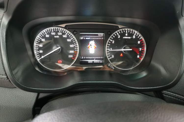 Used SWM X7 2016 1.5T Manual Luxury Edition 7 Seats Odometer Close Up