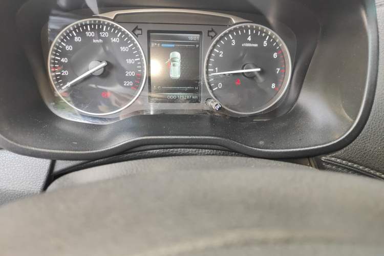 Used SWM X7 2016 1.8L Manual Luxury Edition 7 Seats Odometer Close Up