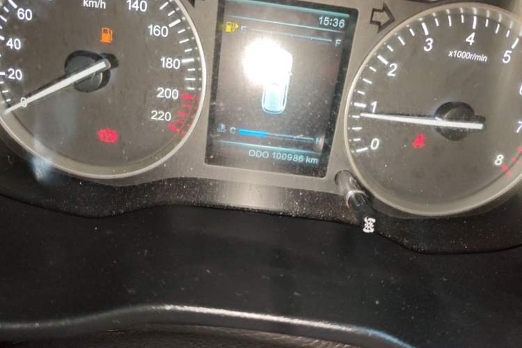 Used SWM X7 2016 1.5T Manual Luxury Edition 7 Seats Odometer Close Up