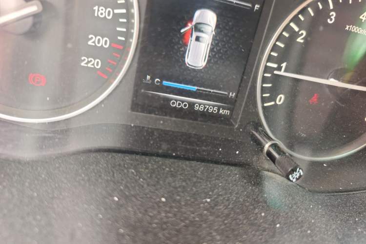 Used SWM X7 2016 1.8L Manual Luxury Edition 7 Seats Odometer Close Up