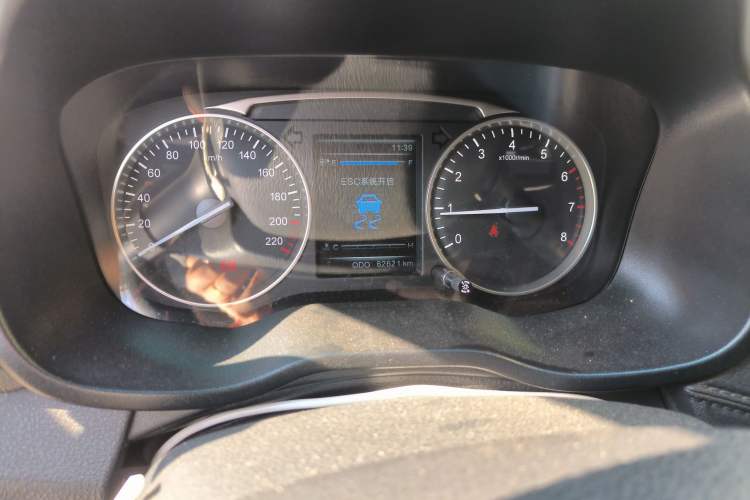 Used SWM X7 2016 1.5T Manual Luxury Edition 7 Seats Odometer Close Up