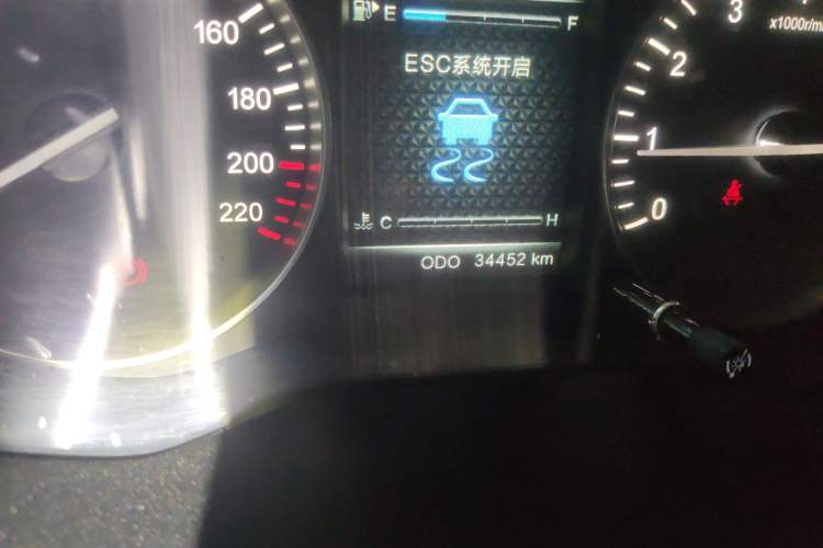 Used SWM X7 2016 1.5T Manual Prestige Version 7 Seats Odometer Close Up