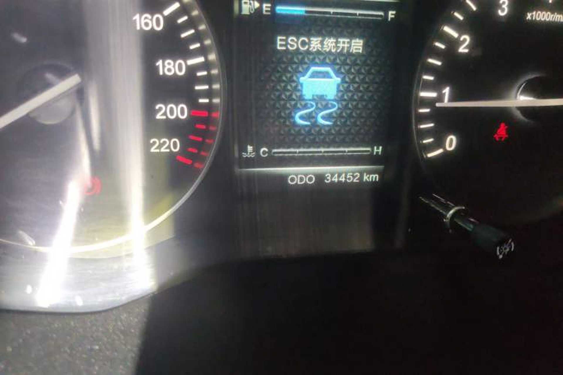 Used SWM X7 2016 1.5T Manual Prestige Version 7 Seats Odometer Close Up