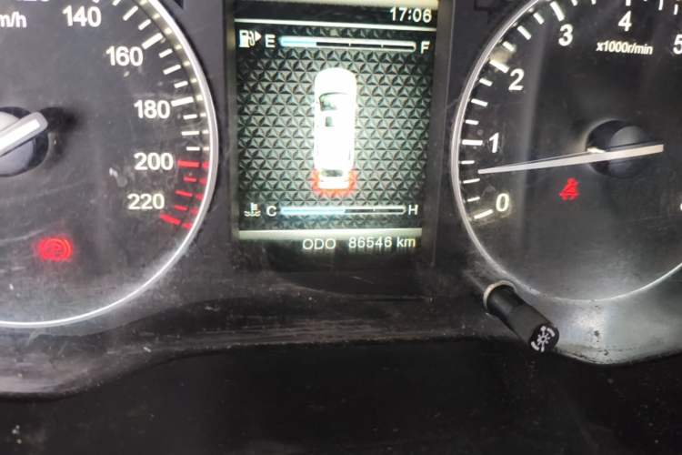 Used SWM X7 2016 1.5T Manual Luxury Edition 7 Seats Odometer Close Up