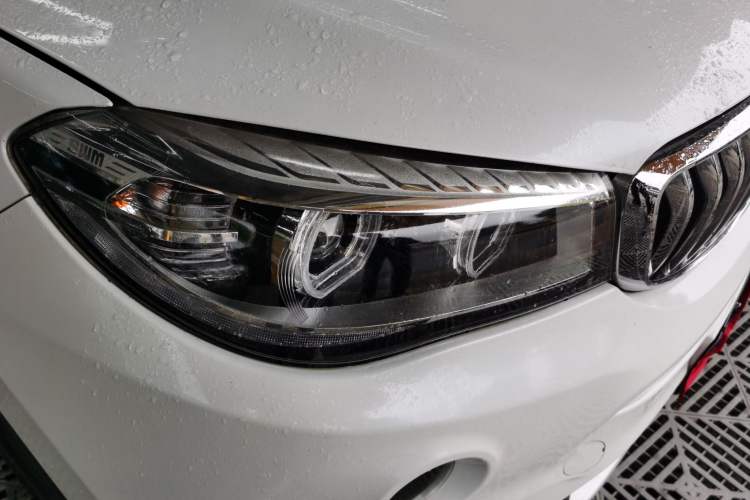 Used SWM X7 2016 1.5T Manual Luxury Edition 7 Seats Right Front Headlight