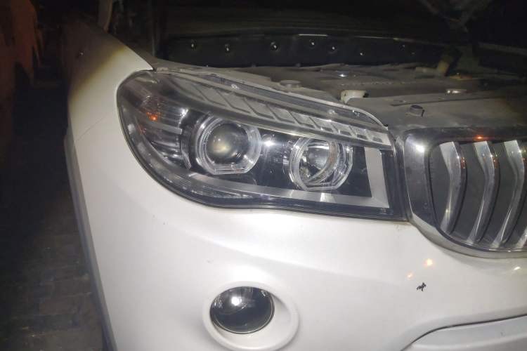 Used SWM X7 2016 1.5T Manual Prestige Version 7 Seats Right Front Headlight