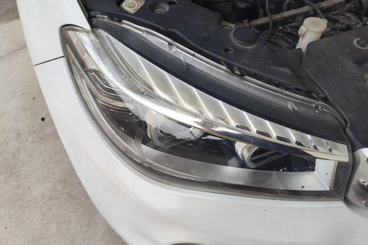 Used SWM X7 2016 1.5T Manual Luxury Edition 7 Seats Right Front Headlight