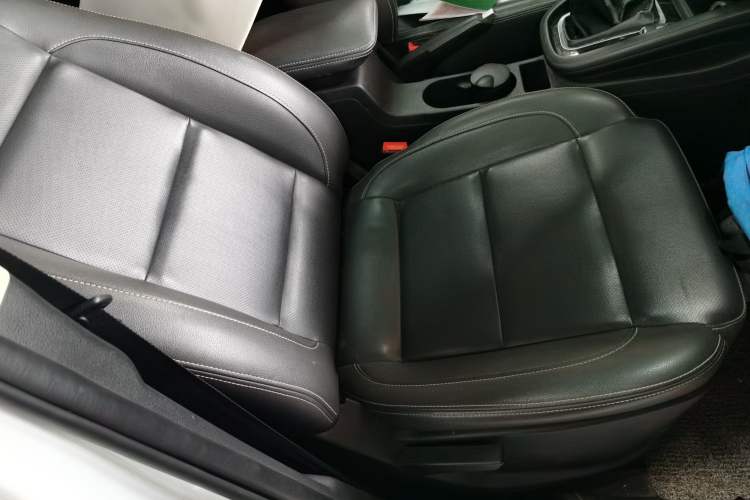Used SWM X7 2016 1.5T Manual Luxury Edition 7 Seats Right Front Seat
