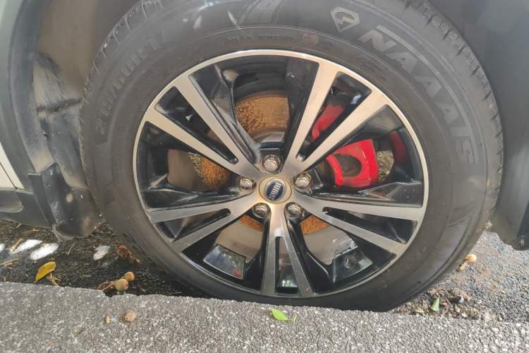 Used SWM X7 2016 1.8L Manual Luxury Edition 7 Seats Right Front Wheel Hub