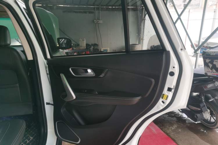 Used SWM X7 2016 1.5T Manual Luxury Edition 7 Seats Right Rear Door Interior