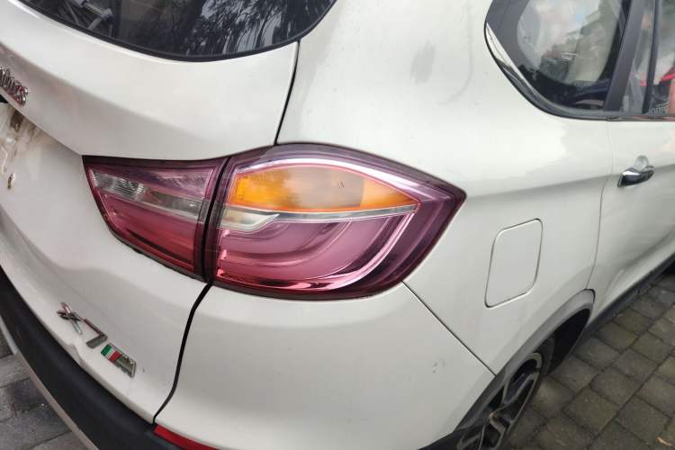 Used SWM X7 2016 1.5T Manual Luxury Edition 7 Seats Right Rear Taillight
