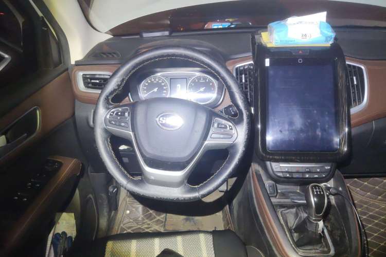 Used SWM X7 2016 1.5T Manual Prestige Version 7 Seats Steering Wheel