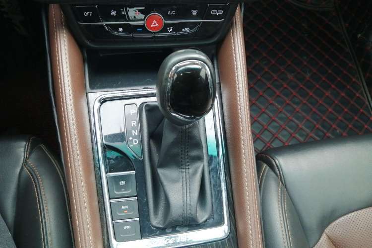 Used SWM X7 2017 1.5T automatic smart version 7 seats Interior 4