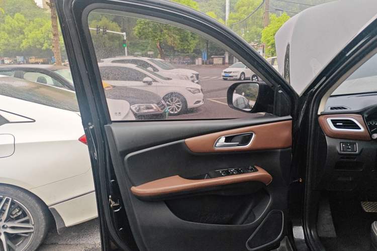 Used SWM X7 2017 1.5T Automatic Smart Enjoyment Version 7 Seats Left Front Door Interior