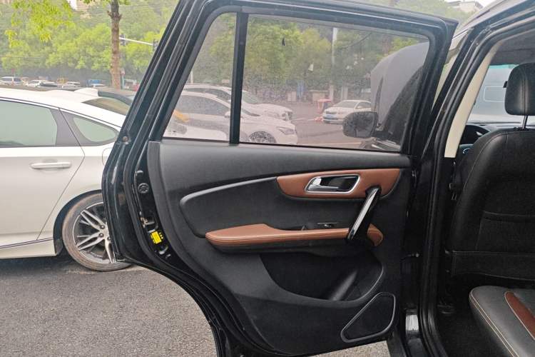 Used SWM X7 2017 1.5T Automatic Smart Enjoyment Version 7 Seats Left Rear Door Interior