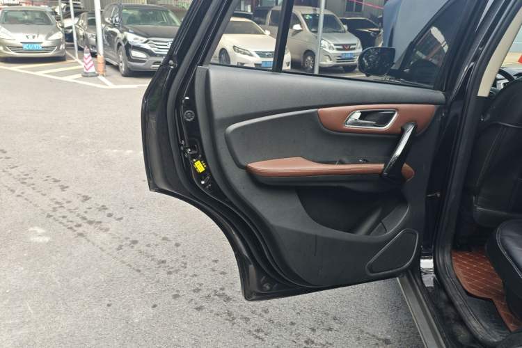 Used SWM X7 2017 1.5T Automatic Prestige Version 7 Seats Left Rear Door Interior