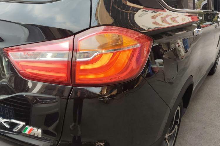 Used SWM X7 2017 1.5T Automatic Prestige Version 7 Seats Right Rear Taillight