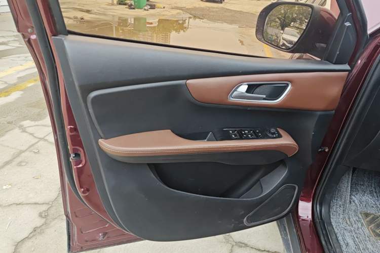 Used SWM X7 2017 1.5T Automatic Smart Enjoyment Version 7 Seats Left Front Door Interior