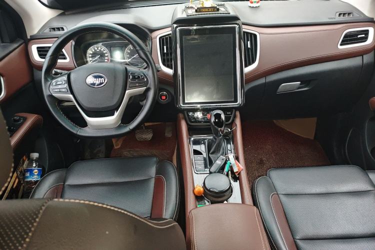 Used SWM X7 2017 1.5T Automatic Smart Enjoyment Version 7 Seats Center Console