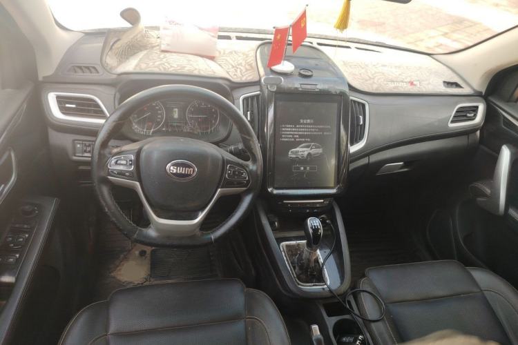 Used SWM X7 2017 1.5T Manual Inter Milan 110th Anniversary Edition 7-seater Center Console