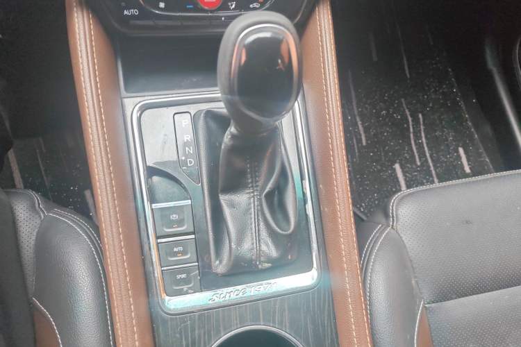 Used SWM X7 2017 1.5T Automatic Smart Enjoyment Version 7 Seats Gear Lever